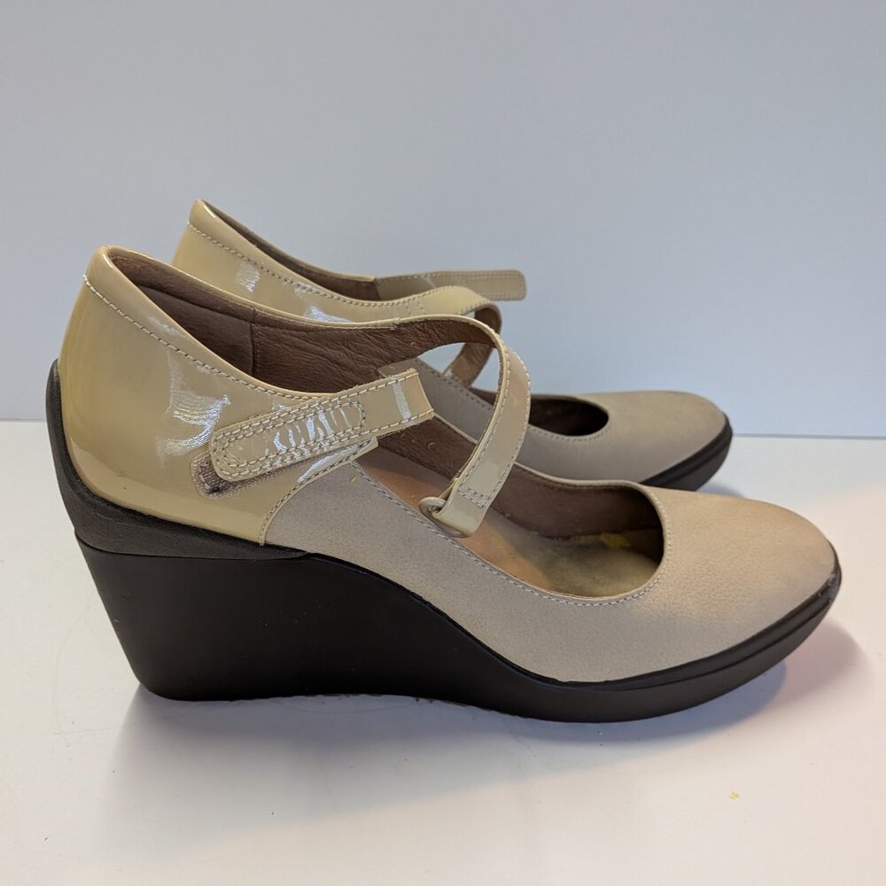 TSUBO Ladies Shoes-Wedge/Heels-Closed Toe-Tan Ultrasuede/Patent leather-Size 7.5